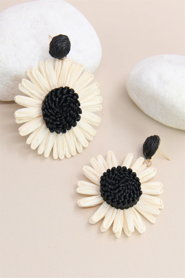 Isla Earrings Ecru - Image 3